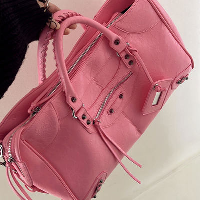粉色机车包2025新款女包健身通勤托特包褶皱软皮旅行包铆钉辣妹包