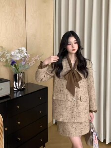 高级感卡其色蝴蝶系带荷叶边西装高腰半裙两件套2023大气显瘦套装