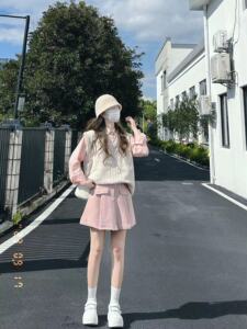 盐系穿搭三件套装小个子粉色衬衫针织马甲百褶裙秋冬装搭配一整套