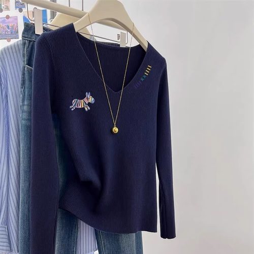 今年流行的V领针织上衣女秋冬