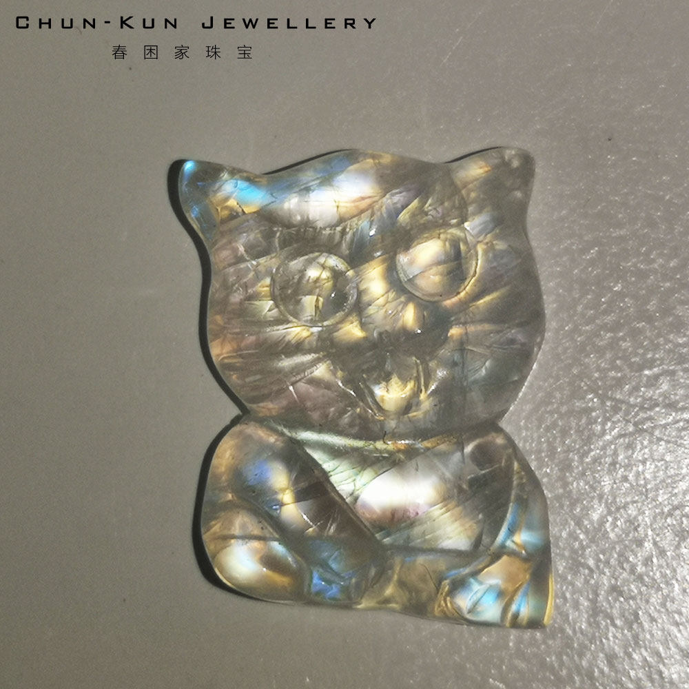 春困家珠宝彩虹月光石尖牙吸血鬼小猫咪雕刻可爱创意摆件定制吊坠