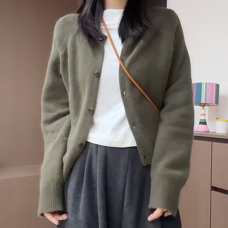大码新款休闲风针织开衫秋冬季小众洋气极简百搭气质软糯毛衣上衣