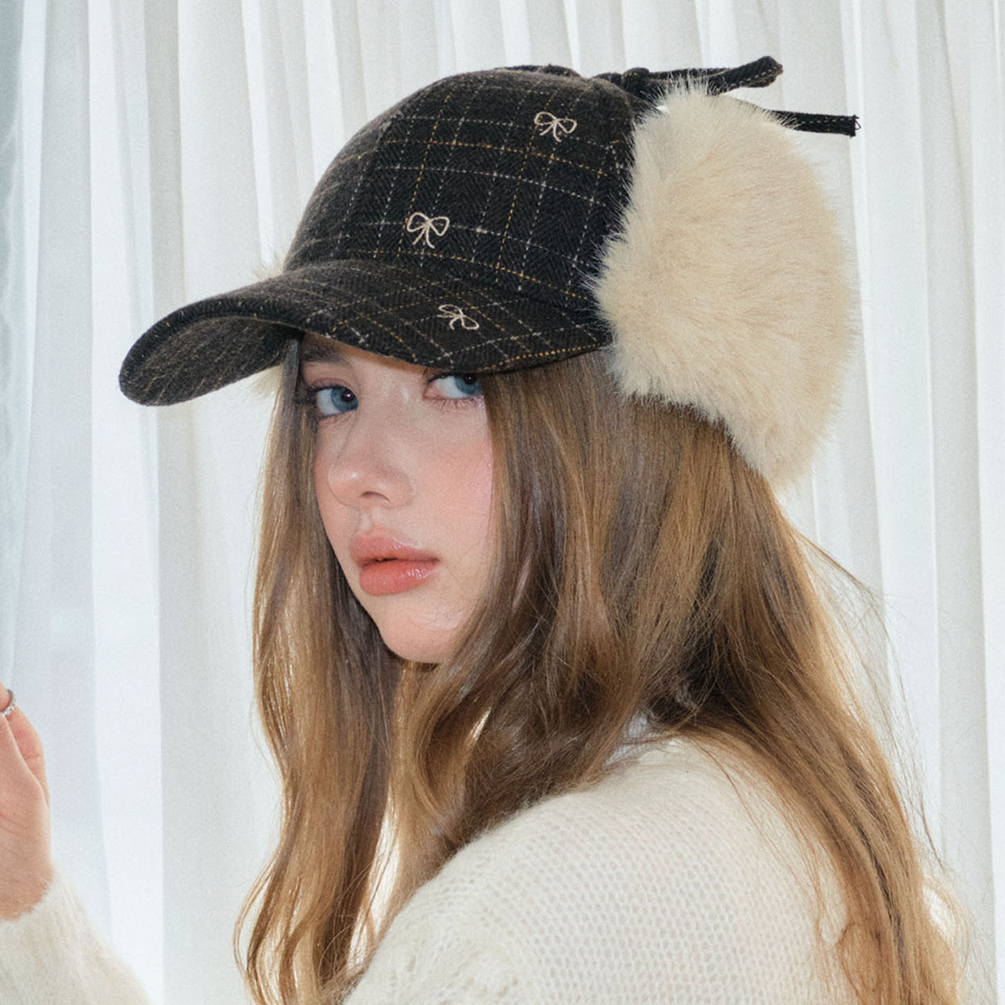 可爱蝴蝶结刺绣棒球帽女鸭舌帽帽子加宽帽檐显脸小护耳毛绒雷锋帽