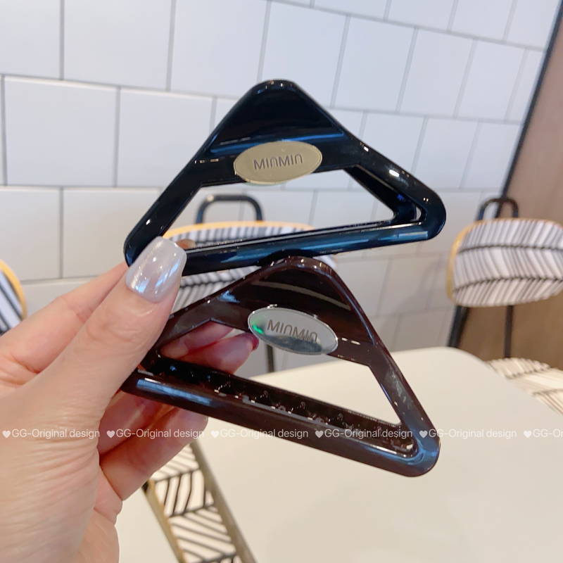 深色简约洋气鲨鱼夹抓夹现代风