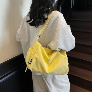 简约大容量尼龙帆布包包女夏季新款轻便斜挎枕头包运动瑜伽健身包