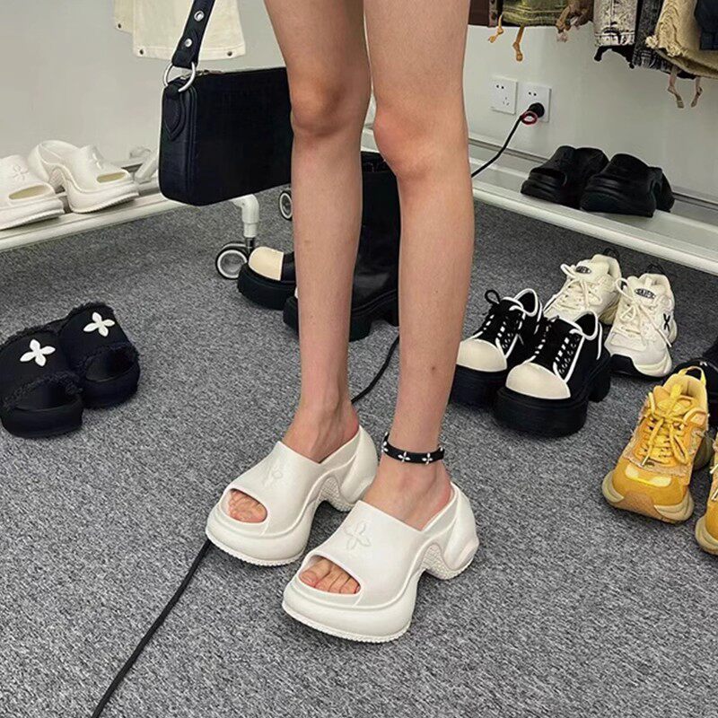 日本GP赵露思十字花厚底拖鞋女夏外穿新款黑色增高一字拖高跟凉拖