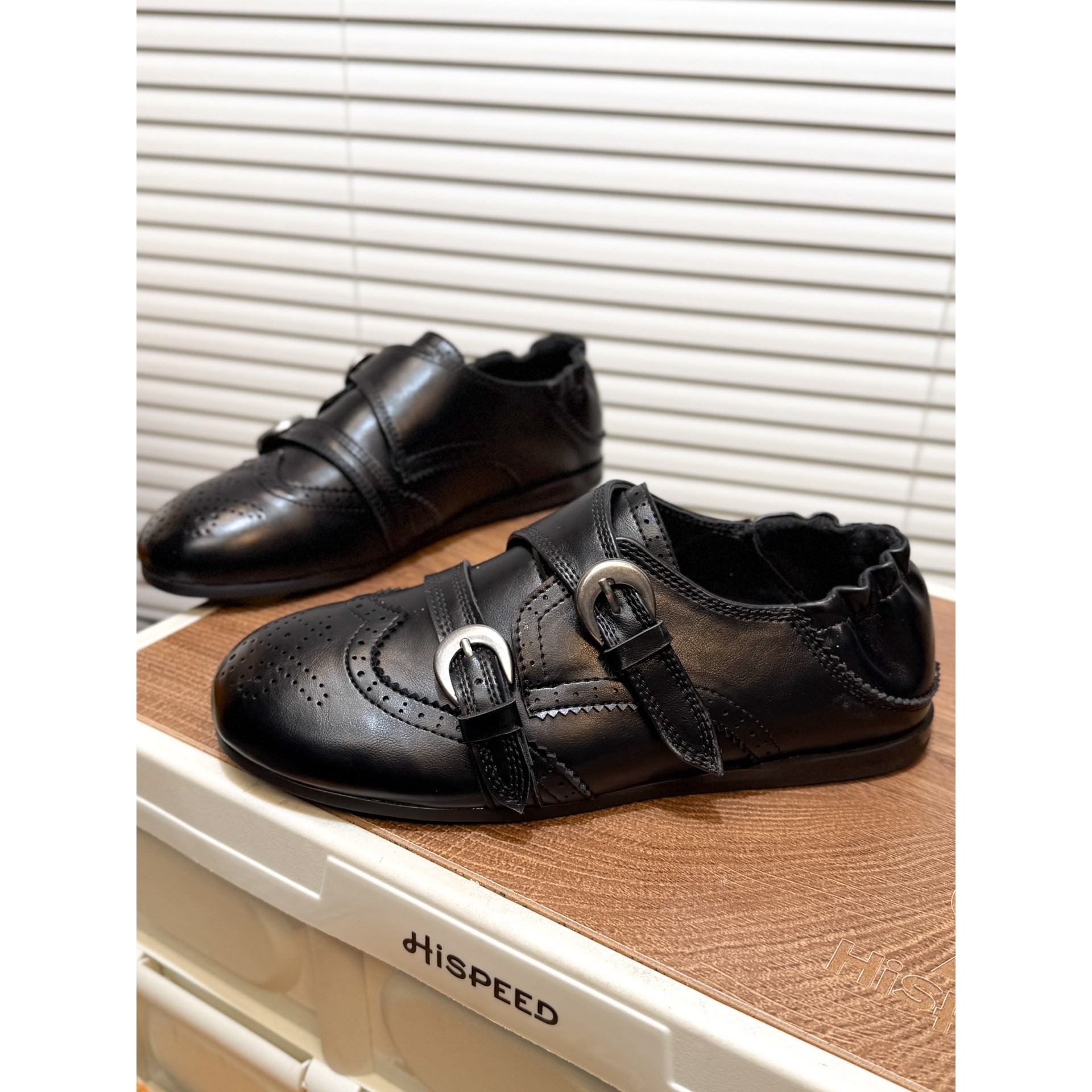 日本offcat真皮雕花英伦风平底小皮鞋女2026款皮带扣软底布洛克鞋,女鞋,深口单鞋,淘宝优惠券,粉丝福利购,淘宝优惠卷