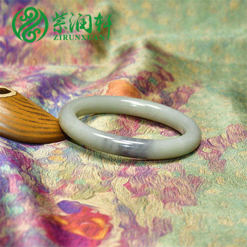 紫润轩新疆和田玉圆条手镯青白飘青花56 8MM水墨意境且末料收藏级