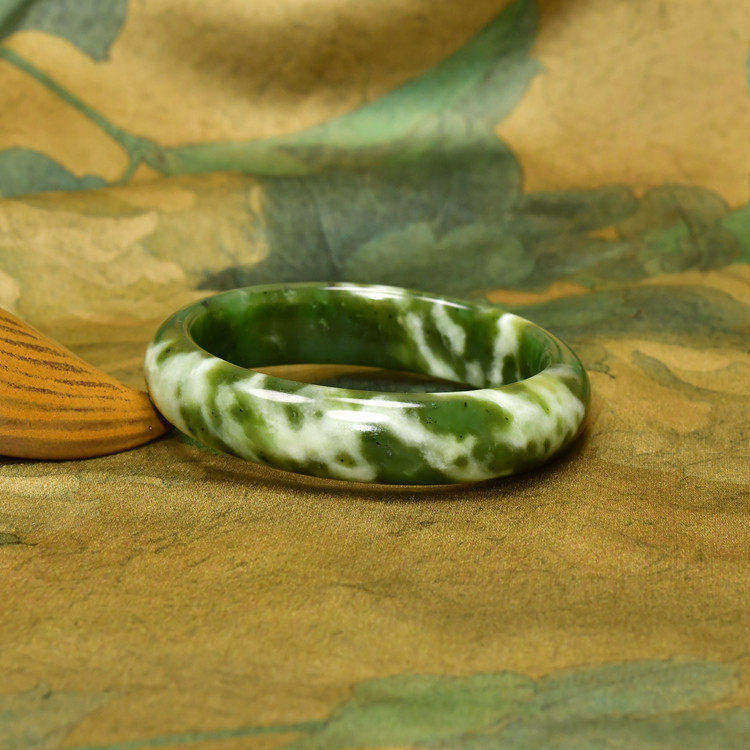 紫润轩新疆和田玉碧玉手镯57 7MM山流水料白加绿菠菜绿玉镯传家级