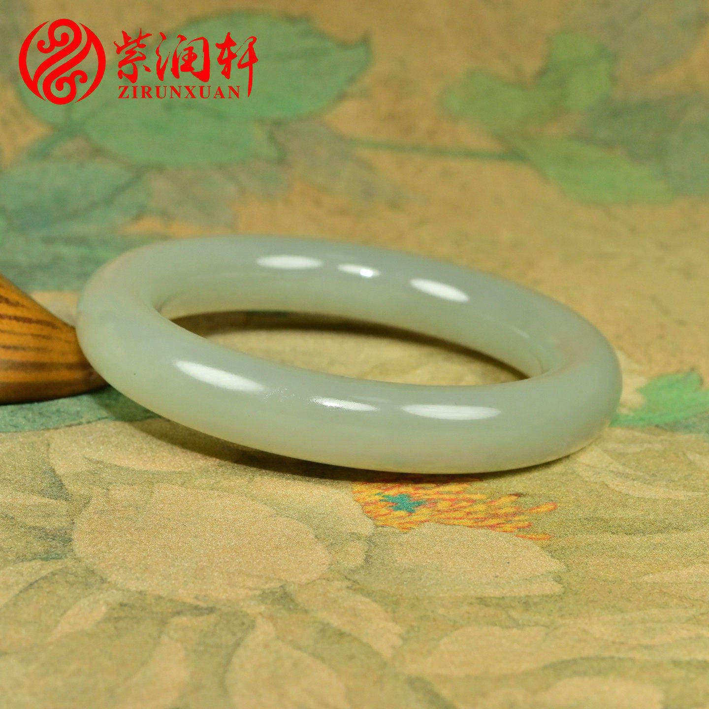 紫润轩新疆和田玉57mm且末料青白圆条镯子收藏级