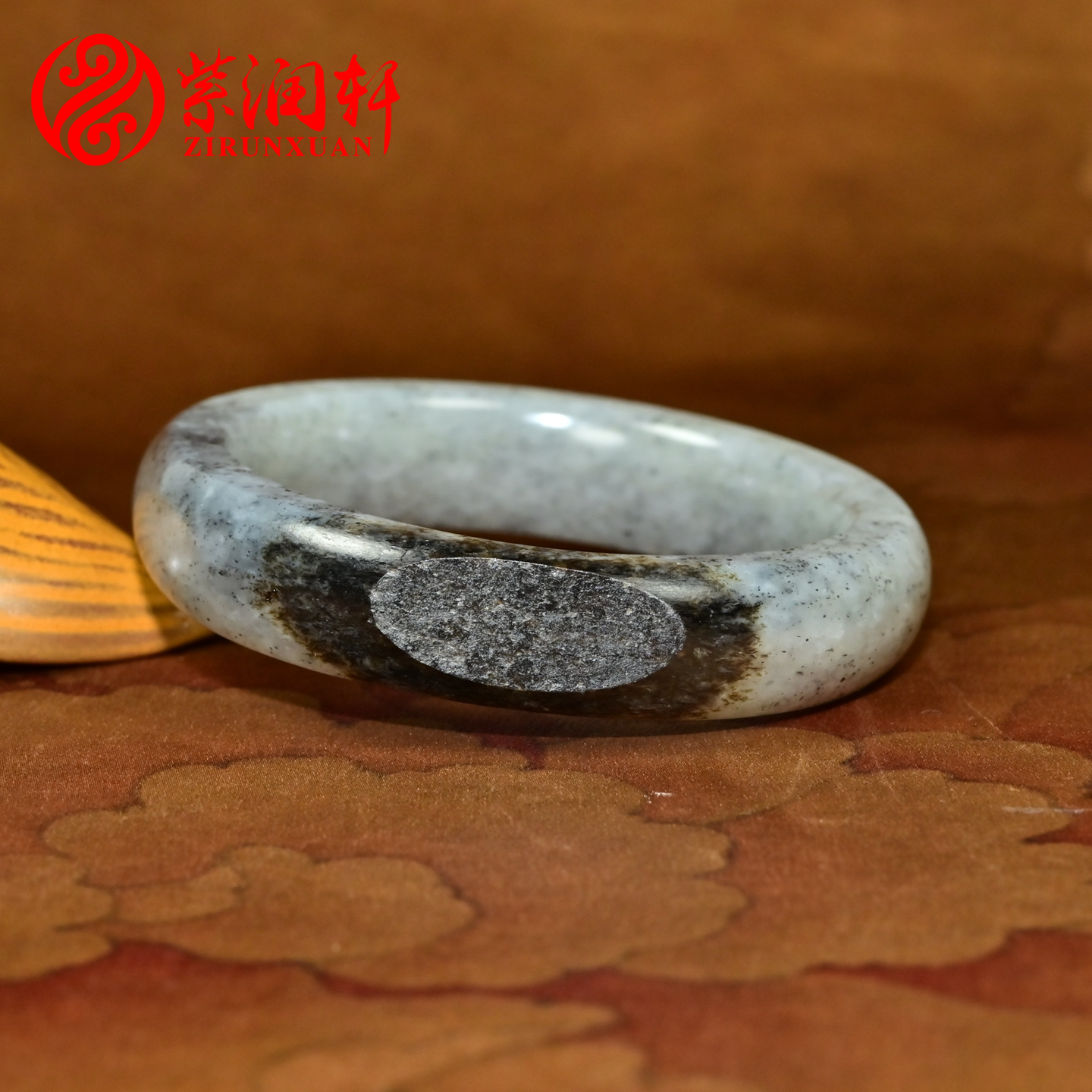 和田玉籽料青花手镯聚黑皮白底镯