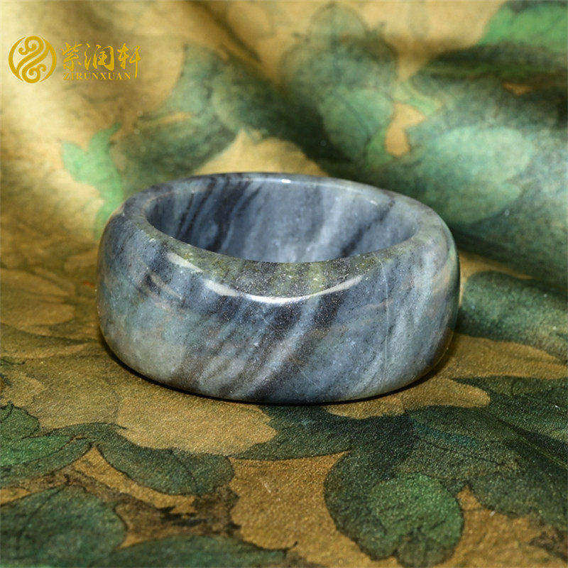 紫润轩新疆和田玉超宽条籽料手镯59MM满皮随形水墨青花罕见传家级