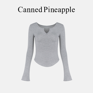 辣酷到底显身材纯欲纽扣小v领弧形下摆打底衫女纯色长袖T恤上衣