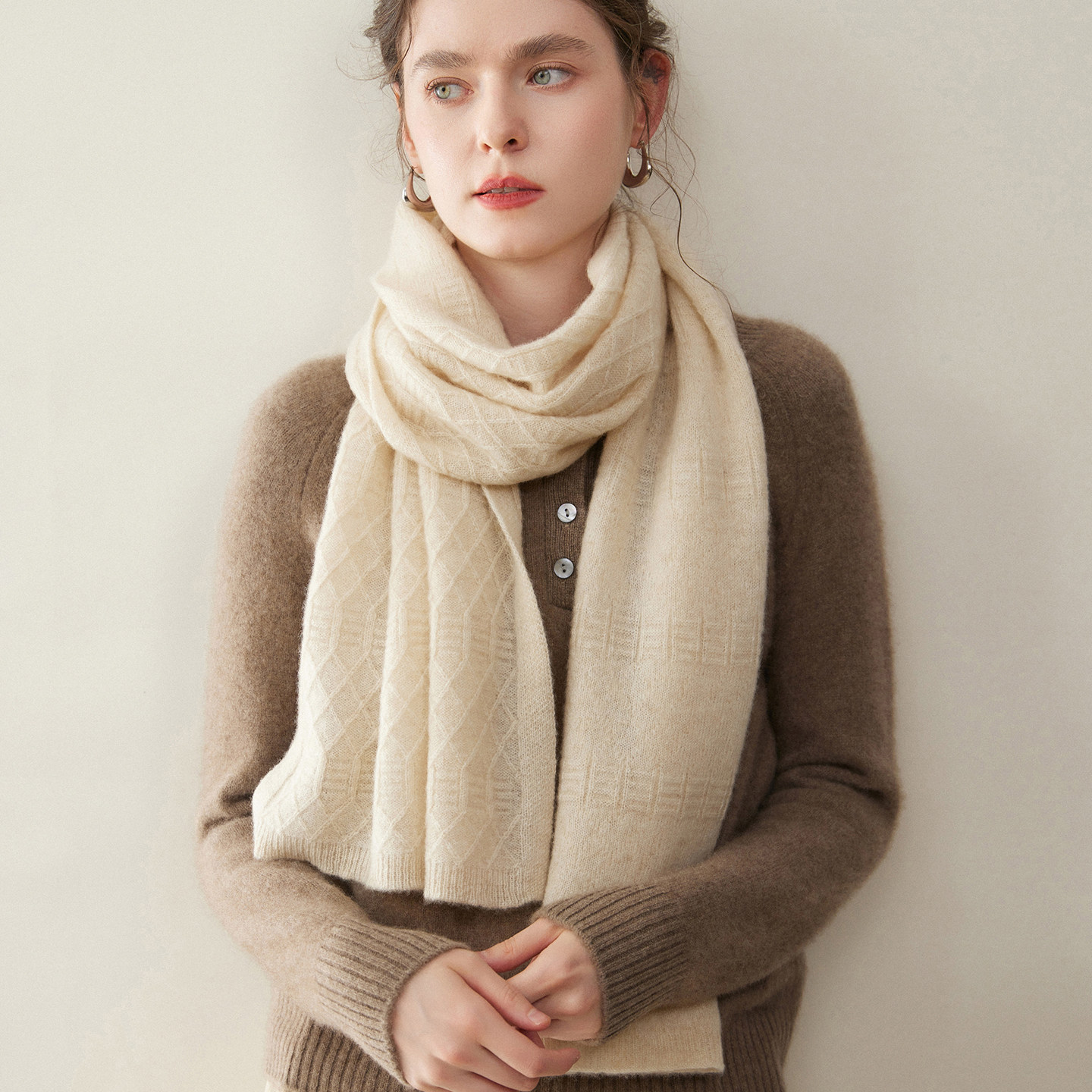 秋冬新款纯山羊绒围巾女长款米色软糯保暖菱形外搭针织围脖披肩