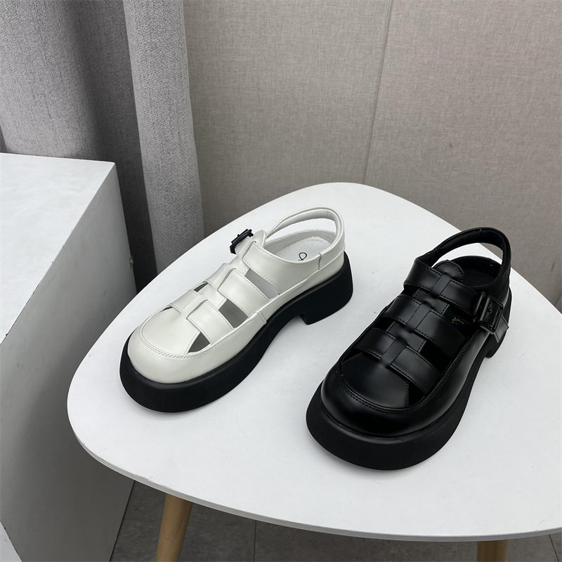 断码处理2023夏季新款真皮女鞋牛皮包头扣带休闲中方跟罗马鞋凉鞋