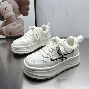 2025冬季新款断码处理女鞋圆头系带增高加绒厚底休闲风小白鞋板鞋