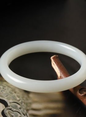 在售新疆和田玉32.6克内直径58.7*48.1mm白玉籽料贵妃镯苏工