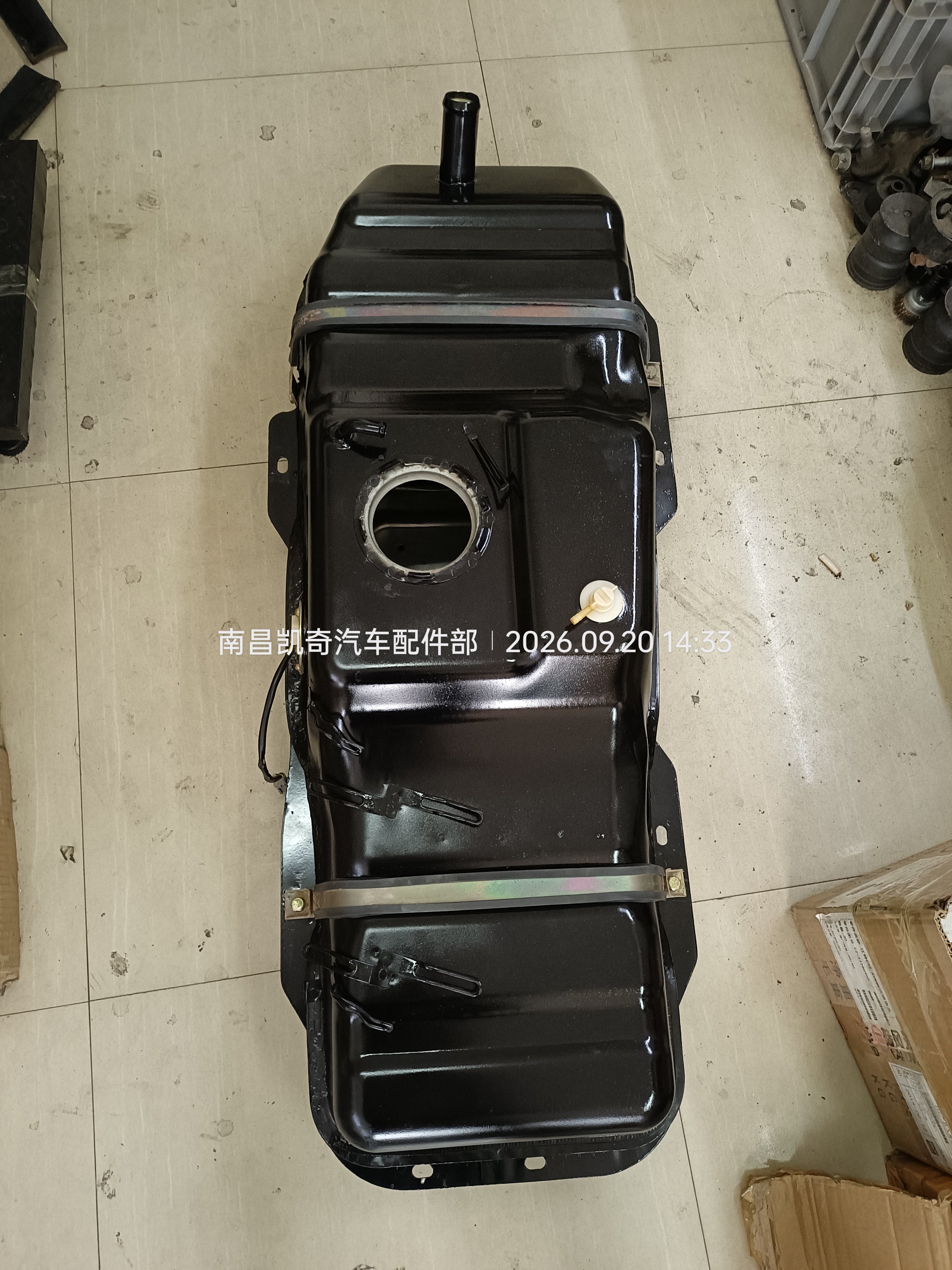 陆风X8汽油车汽车配件燃油箱带托盘总成汽油箱总成