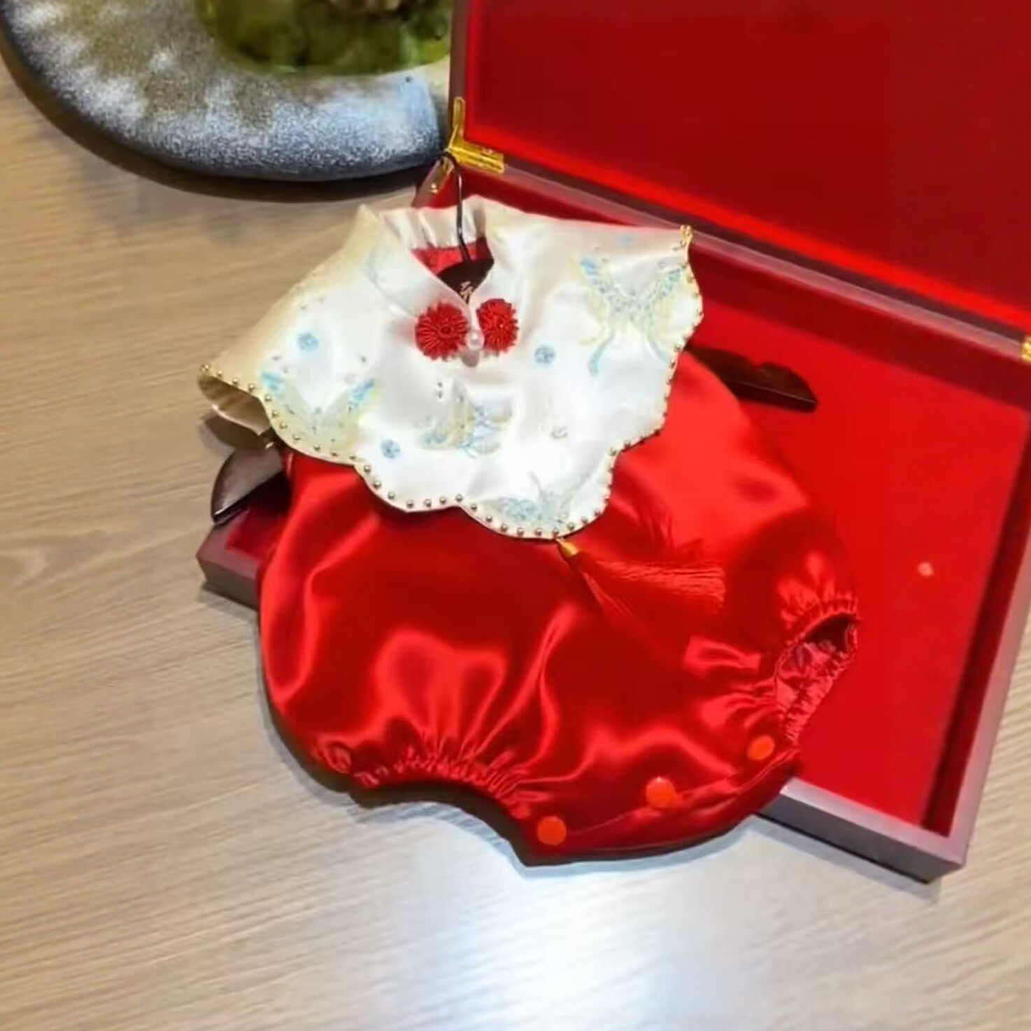 女宝宝国风连身衣夏季新款金线袖云肩红色爬服千金公主满月包屁衣