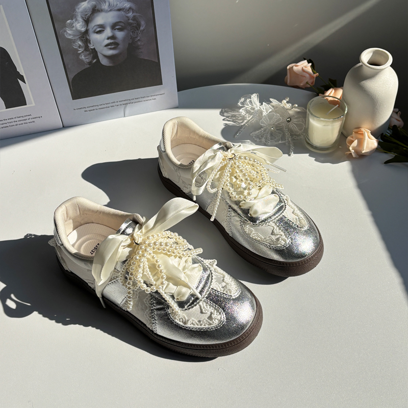 仙仙的银色蕾丝温柔德训鞋配裙子