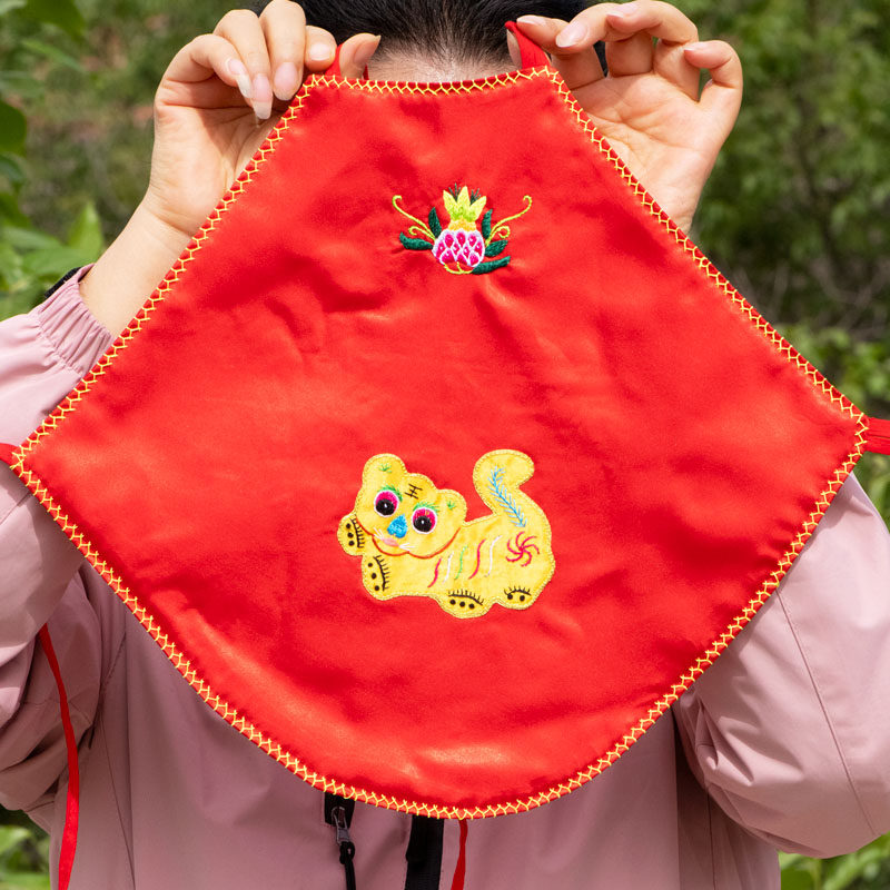 巧手绣娘刺绣红色本命年虎肚兜