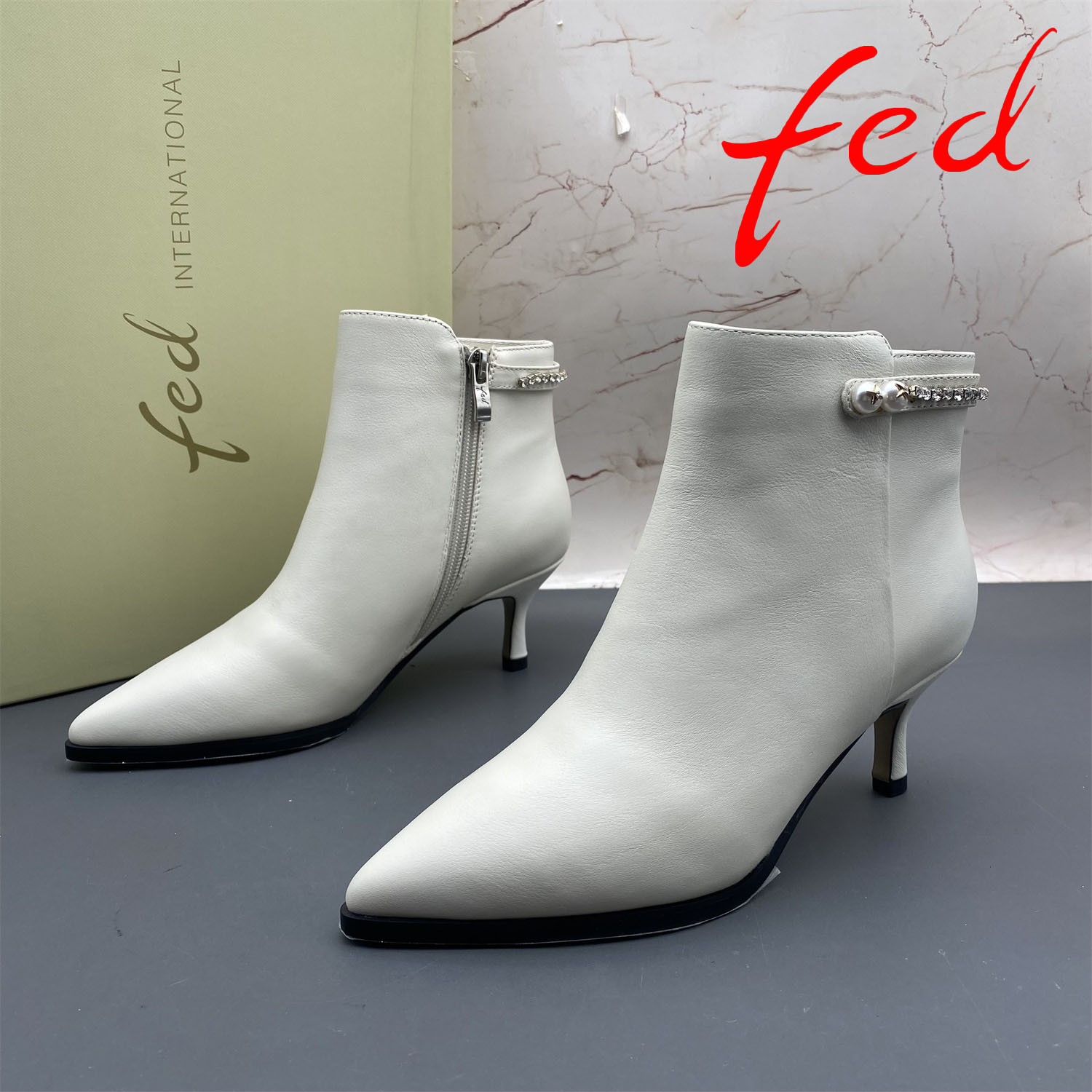 34码fed/艾芙伊迪撤柜断码牛皮女鞋侧拉链水钻尖头高跟细跟短靴