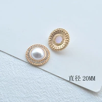 Круглая цветочная тарелка из жемчуга и стразов.