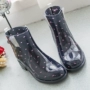 Giày mưa mùa xuân và mùa thu nữ Hàn Quốc bộ giày Martin rain boots giày mới nước cao su thời trang trong giày ống ngắn cỡ lớn - Rainshoes giày ủng đi mưa