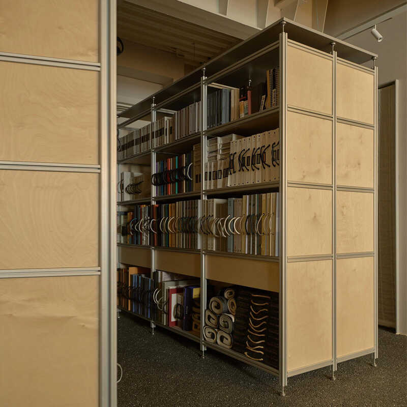 多层落地铝型材商用桦木展示柜