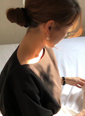 夏日终曲东大门ou**e早秋新款两色简约气质一字领后开叉设计衬衫