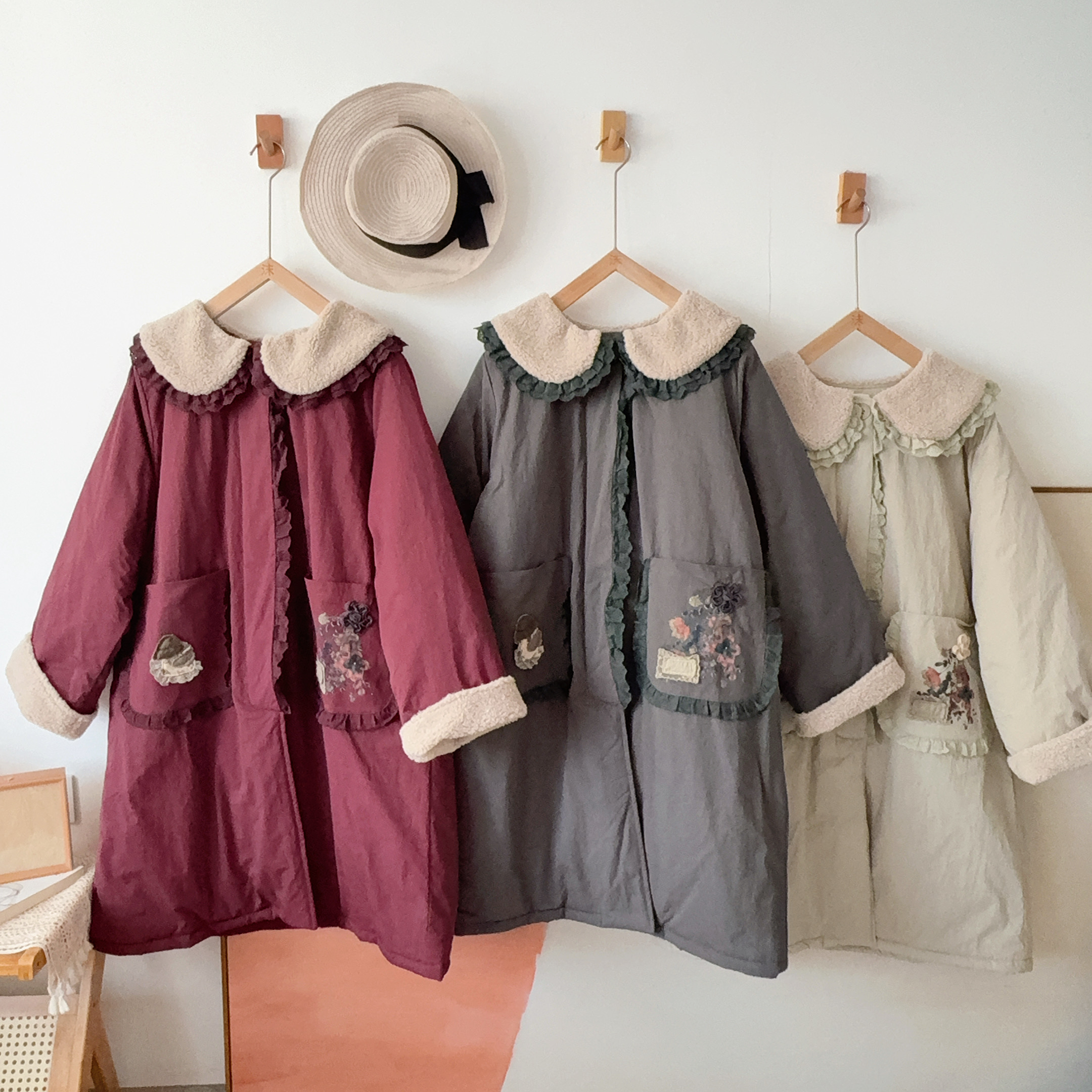 熊姑娘冬新甜美森系羊羔毛娃娃领花边口袋盘花中长款加厚棉服外套