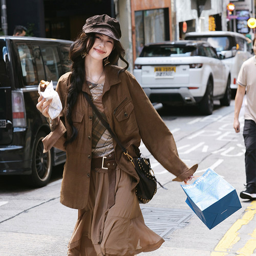 AZure温柔复古风翻领烫金短风衣