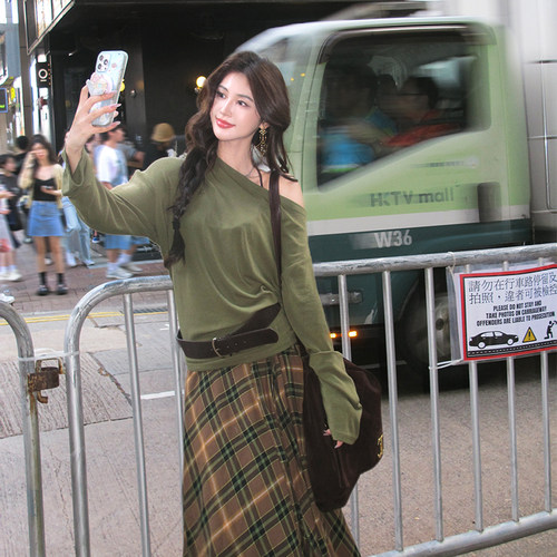 AZure温柔风露肩长袖T恤格子半裙