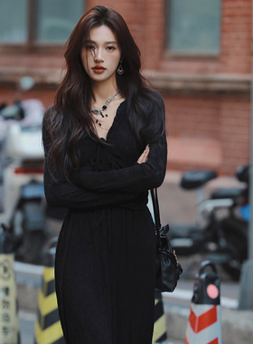 AZure绒面蕾丝连衣裙V领打褶收腰长裙气质抽绳长袖气质百搭显瘦裙