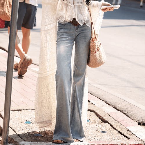 AZure浅蓝色水洗中腰微喇牛仔裤