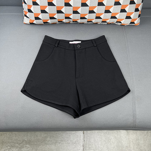丁妮妮自制黑色a字休闲短裤