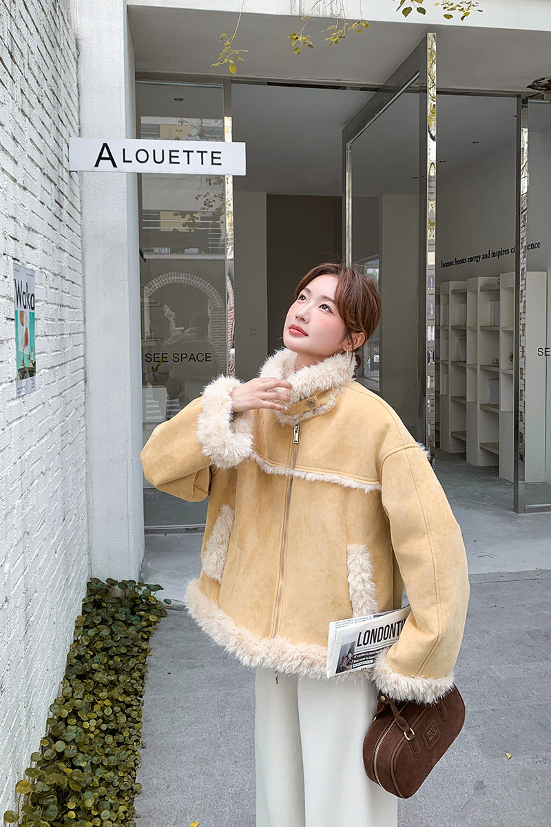 奶黄色麂皮绒拼接皮毛一体羊羔毛外套女秋冬2025新款时髦减龄棉服,女装短外套,2D079