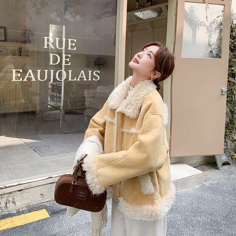 奶黄色麂皮绒拼接皮毛一体羊羔毛外套女秋冬2025新款时髦减龄棉服,女装短外套,2D079