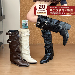 贾不假靴子女款长筒靴2026新款秋冬季皮带装饰尖头粗跟骑士时装靴