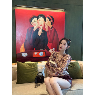 林悠【 1w+chlo*亮面显白花苞褶皱短款皮面短裤100%真丝上衣】