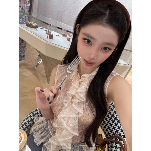 林悠 mcque vtg俏皮透视感显白蕾丝无袖上衣和chlo忧郁感灰色半裙