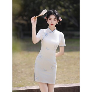 新中式旗袍连衣裙女夏季小个子白色刺绣改良年轻款日常低领短款