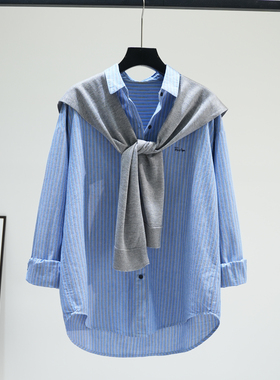 蓝色条纹棉衬衫女刺绣字母配披肩宽松休闲衬衣2026春季文艺范上衣