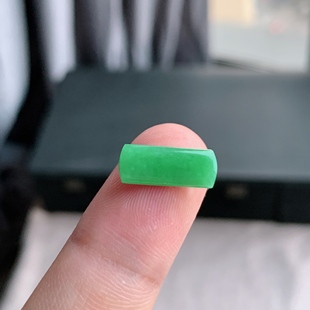 缅甸天然A货翡翠 冰糯种满绿马鞍戒面L25