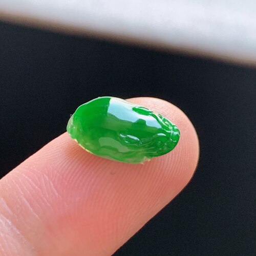 缅甸A货冰糯阳绿金蟾戒面