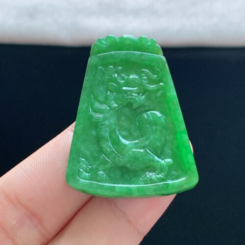 缅甸A货翡翠菠菜绿龙牌吊坠