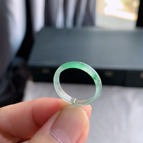 天然A货翡翠冰种飘绿花戒指