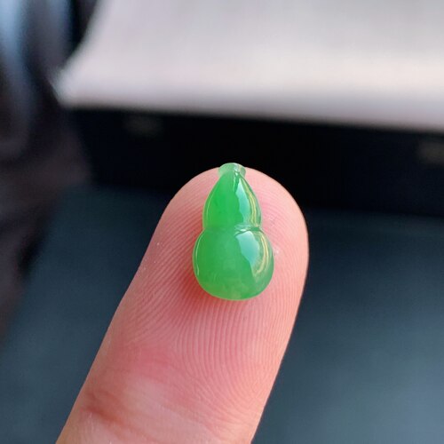 缅甸A货冰糯果绿翡翠葫芦戒面