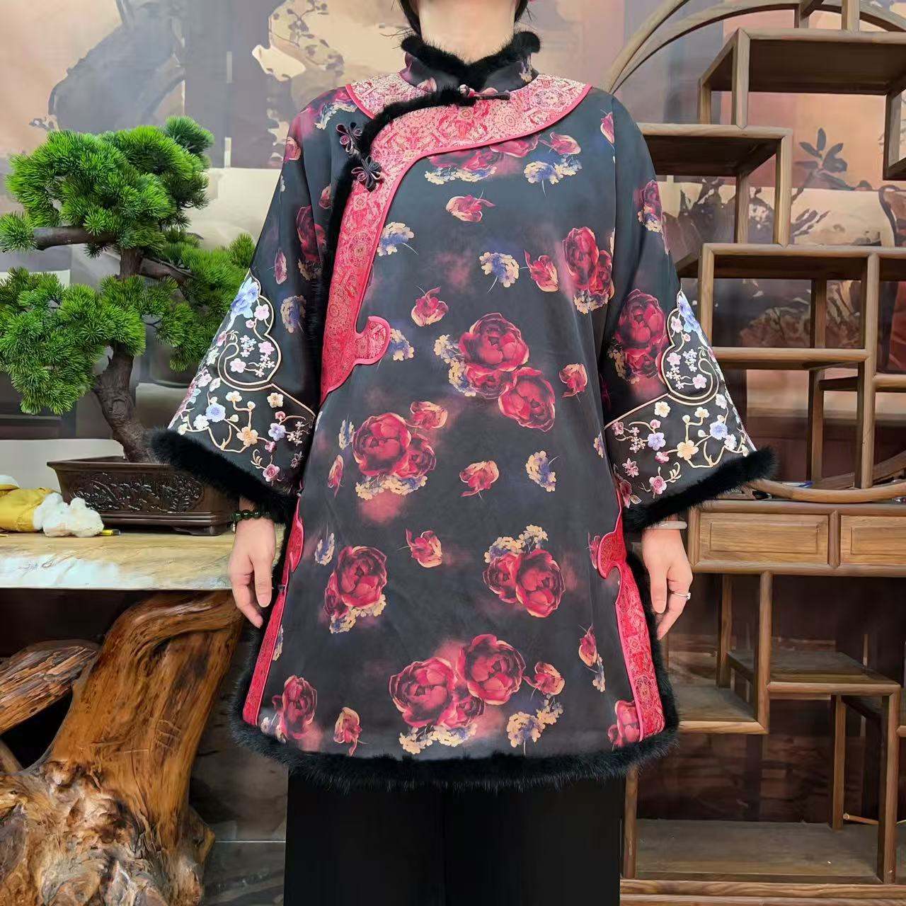 60姆米黑底玫瑰花拼接宋锦富婆衫棉服100桑蚕丝香云纱面料