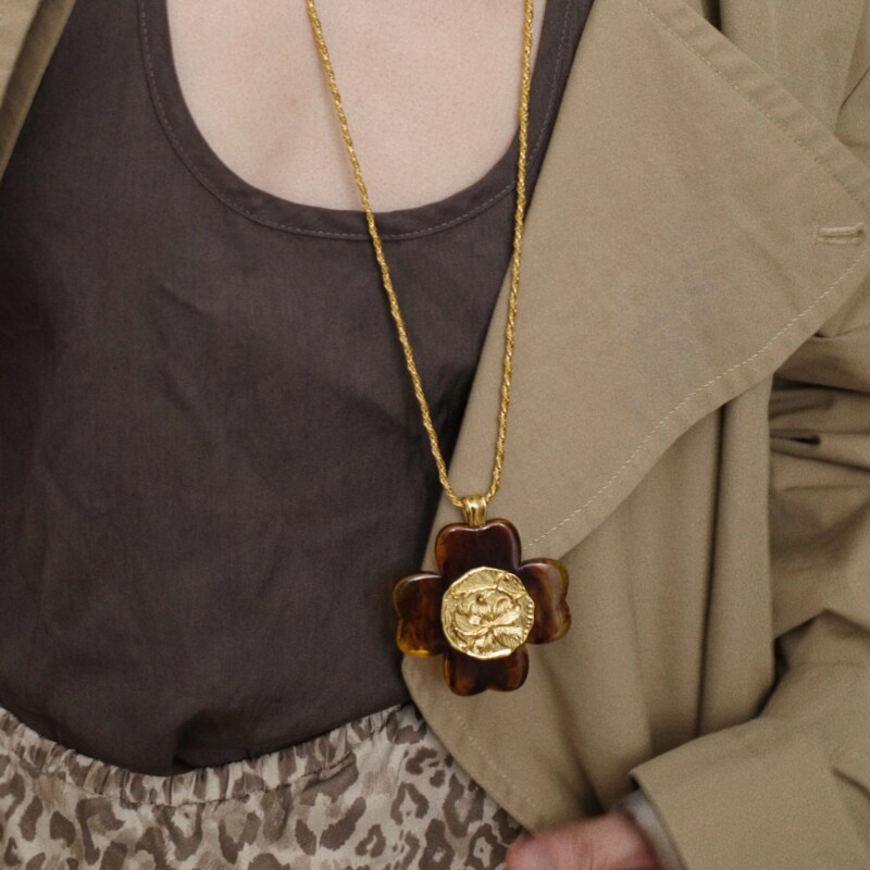 百搭轻奢吴昕同款豹纹咖啡色爱心花朵吊坠项链复古气质树脂毛衣链
